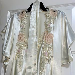 Beautiful silky white detailed set